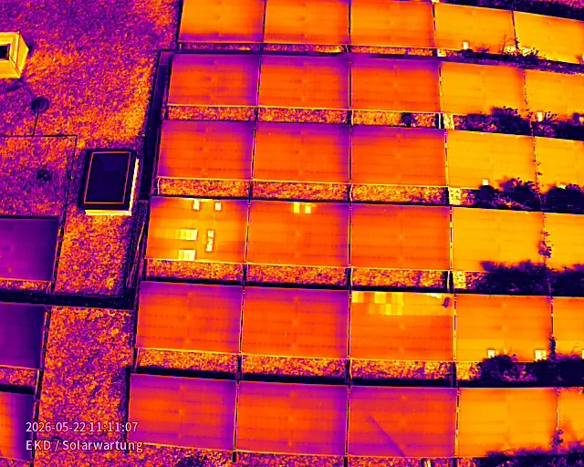 Detail eines W&auml;rmebildes von Photovoltaikmodulen