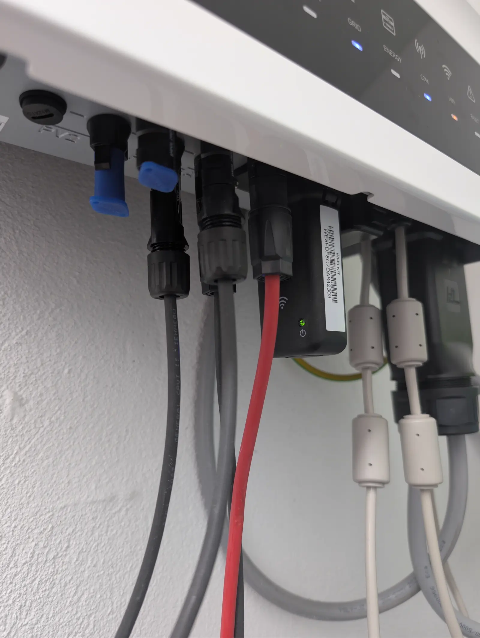 Wechselrichter und Anschlussleitungen einer Photovoltaikanlage