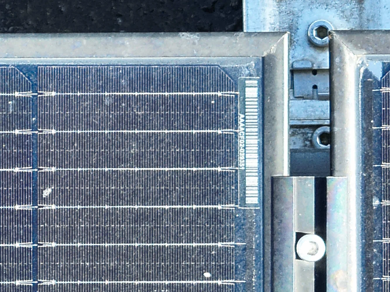 Detailaufnahme eines Photovoltaikmoduls und seiner Befestigung