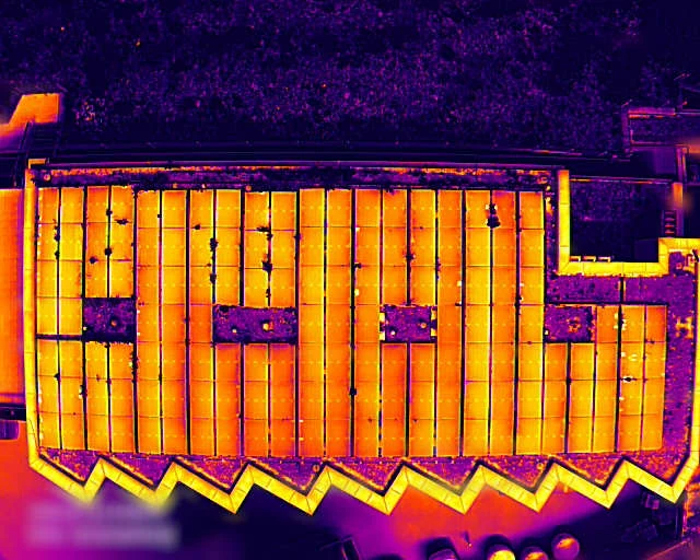 Thermografische Aufsicht einer Photovoltaikanlage auf einem Dach