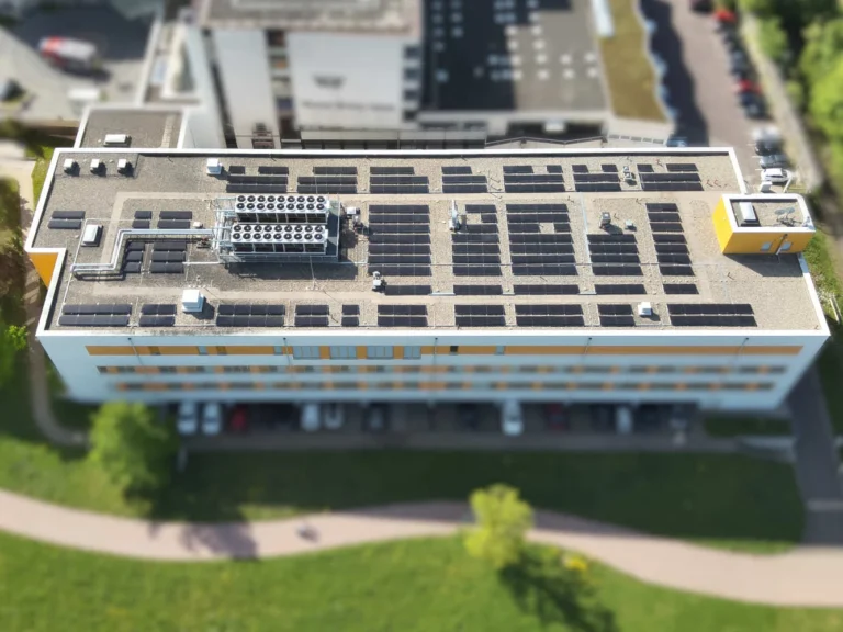 Drohnenaufnahme eines Gebäudes mit Photovoltaikanlage