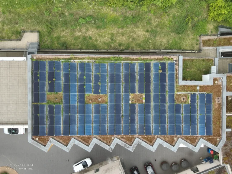 Luftaufnahme eines Hauses mit Photovoltaikanlage