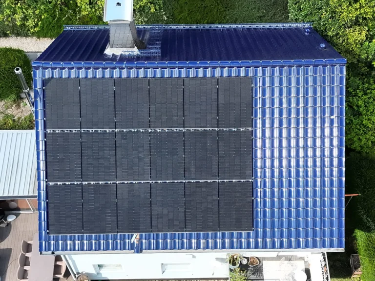 Sichtaufnahme einer aufgest&auml;nderten Photovoltaikanlage