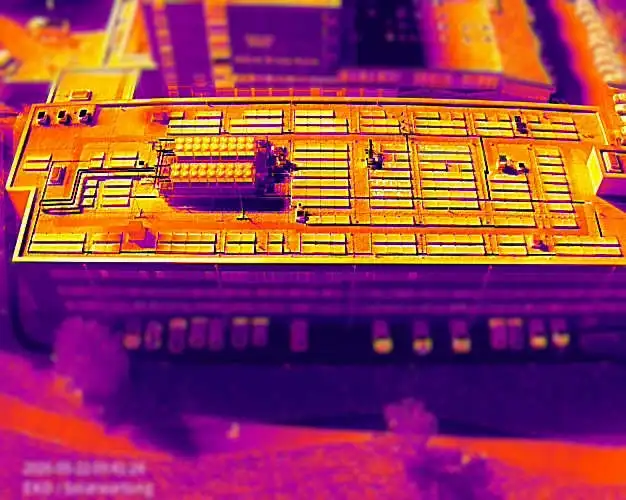 Thermografische Aufnahme eines Gebäudes mit Photovoltaikanlage